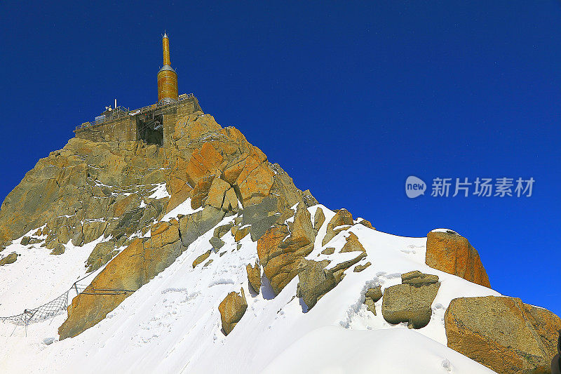 法国阿尔卑斯山Chamonix Mont Blanc, Aiguille du Midi上方的天线